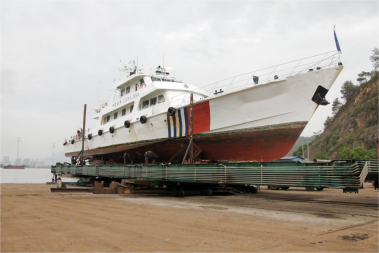 浙江华航实业“1000T移动船台装置”成功搭载公务船上排