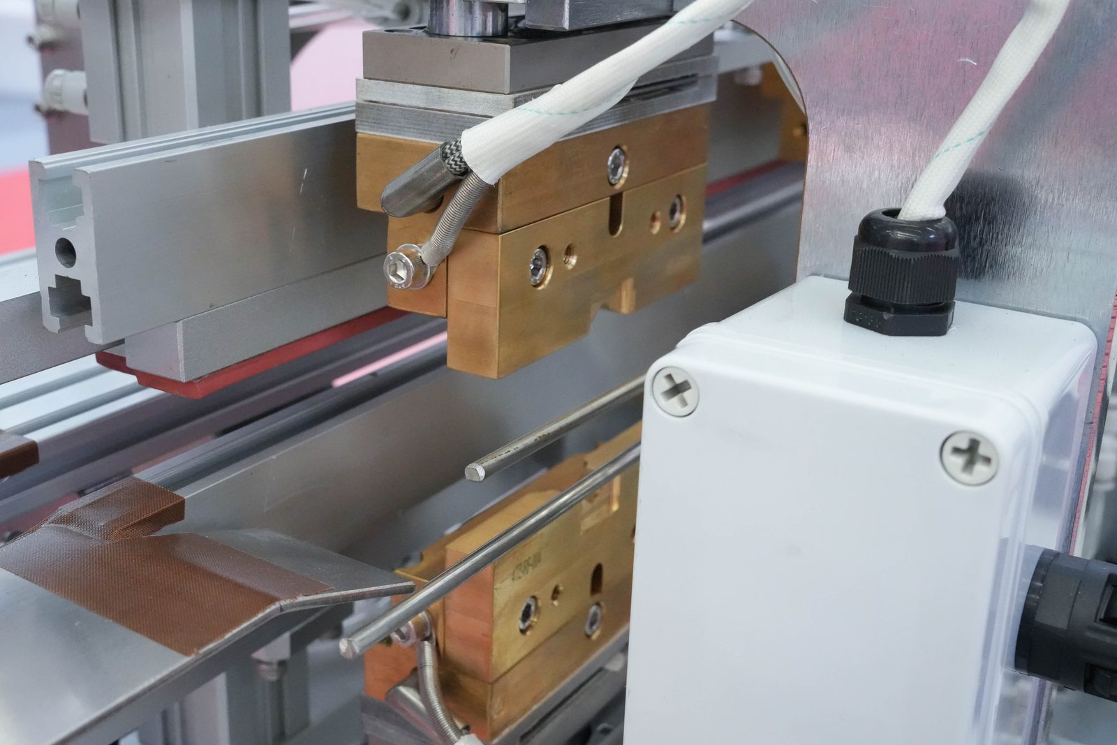 Constant-temperature heat sealing station