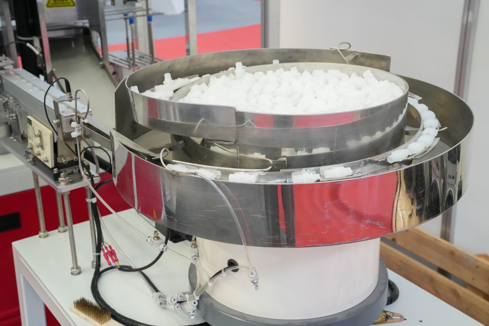 Vibratory bowl feeder orienting spouts automatically