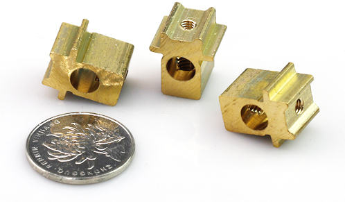 电表箱铜镶件和一元硬币组合图